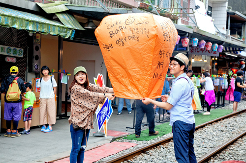 Foreign visitors enjoy releasing Sky Lantern when visit Pingxi (Pingsi)