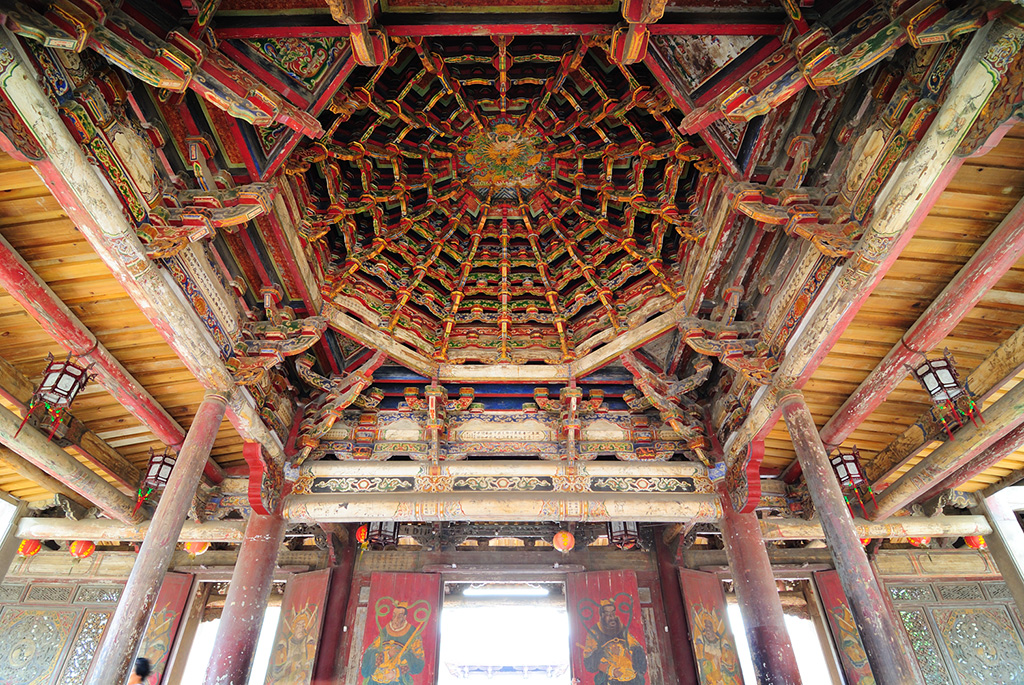 The “eight-trigram” ceiling of Longshan Temple