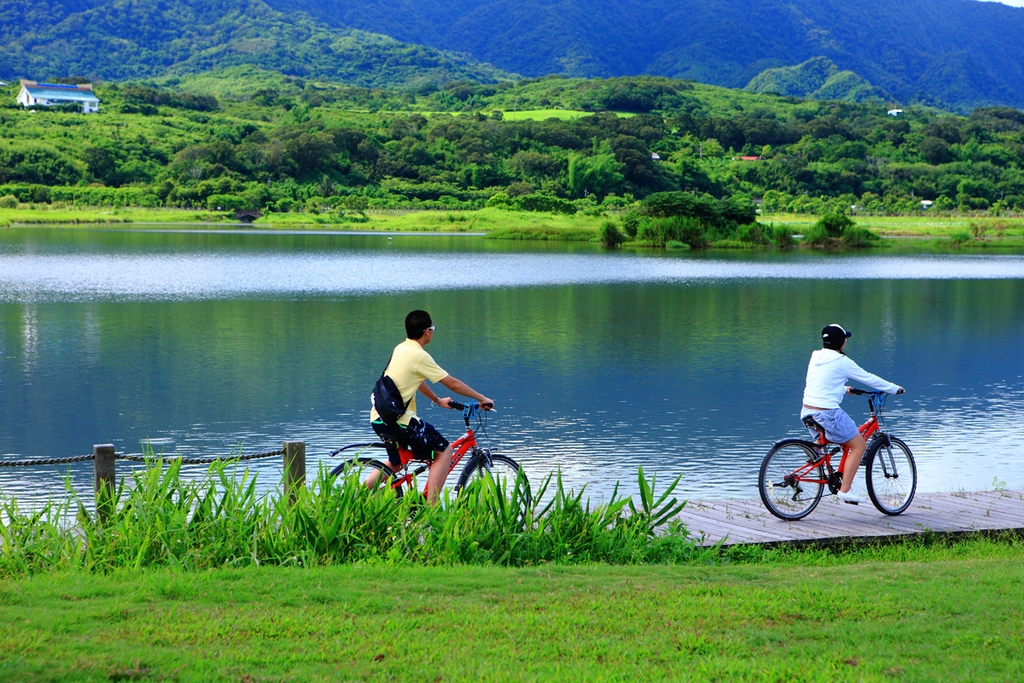 Biking around the Dapo Pond