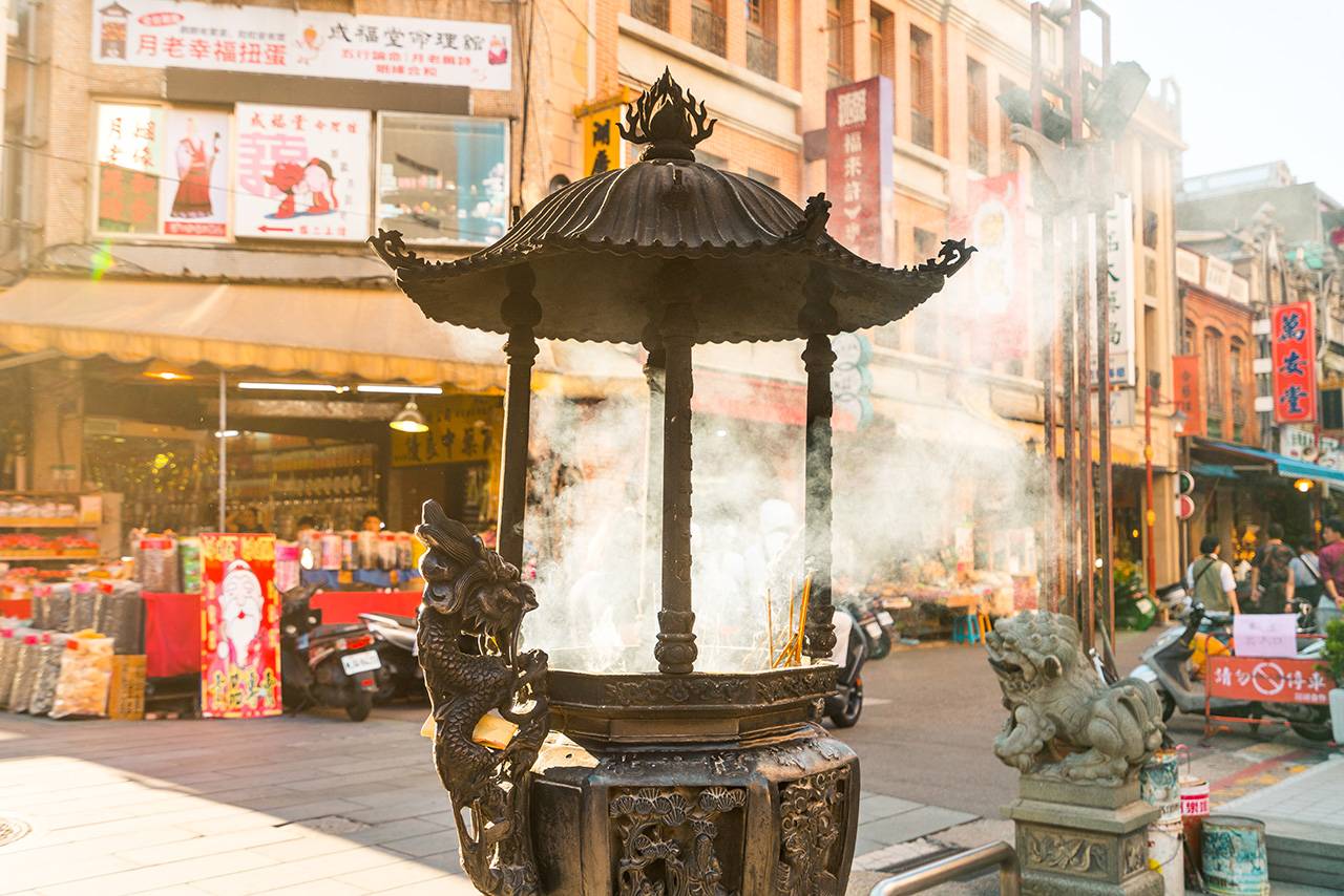 Burning incense in Xiahai City God Temple