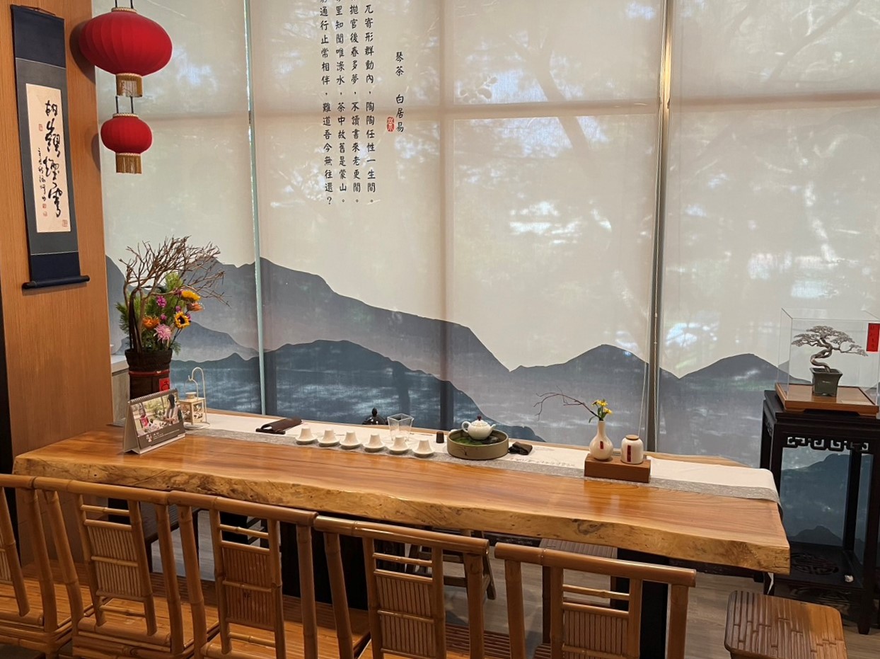 The tea seating area is furnished with a full set of tea-making vessels, and the screen at the back and the surrounding decorations perfectly demonstrate the aesthetics of tea art.