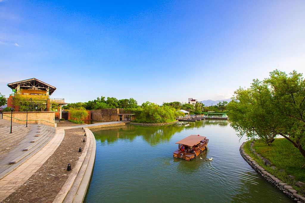 The park is adjacent to Dongshan River. The inner river course is located in the park. You can visit the park by the boat ride and enjoy the different beauty from the river.