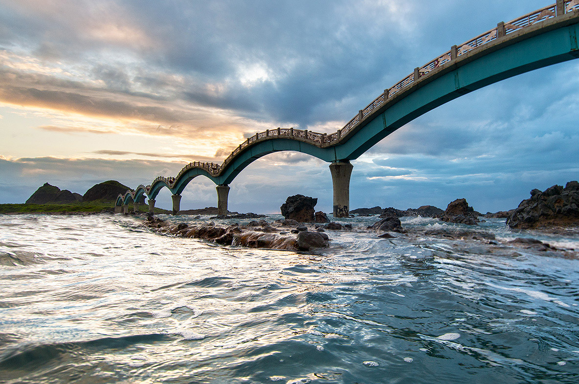 Overlooking Cross-sea Arch Bridge