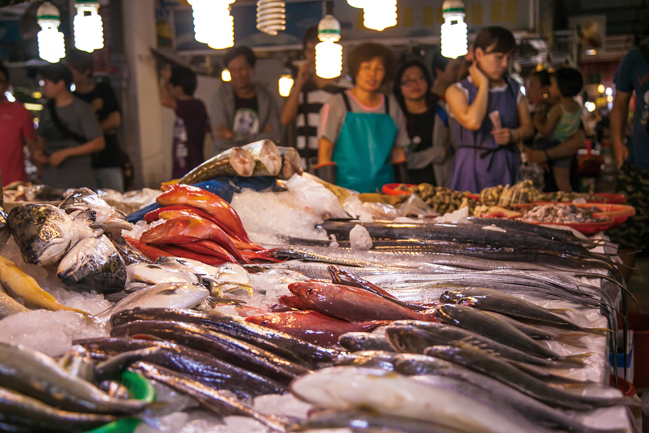 Vendors of Qigu Seafood Street