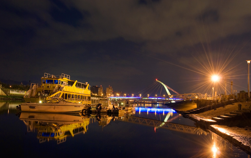 Dajia Riverside Park at night