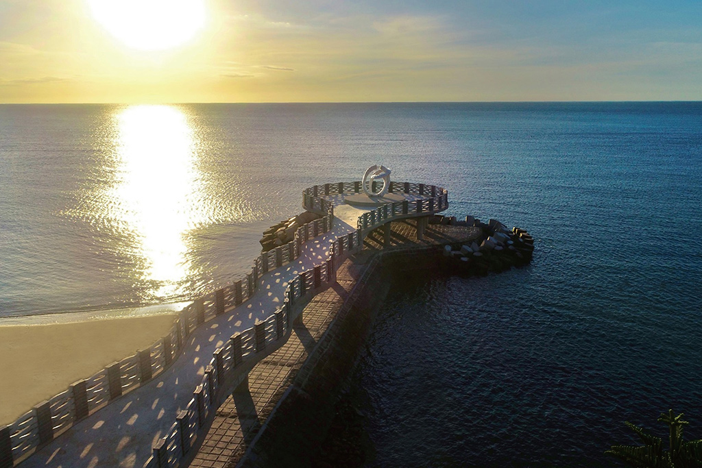 Opened in 2021, the ''Zhilan Park Sea Landscape Platform'' is a beautiful walkway that extends into the sea. It’s near the Shuangwan bicycle path in the North Coast and Guanyinshan National Scenic Area.