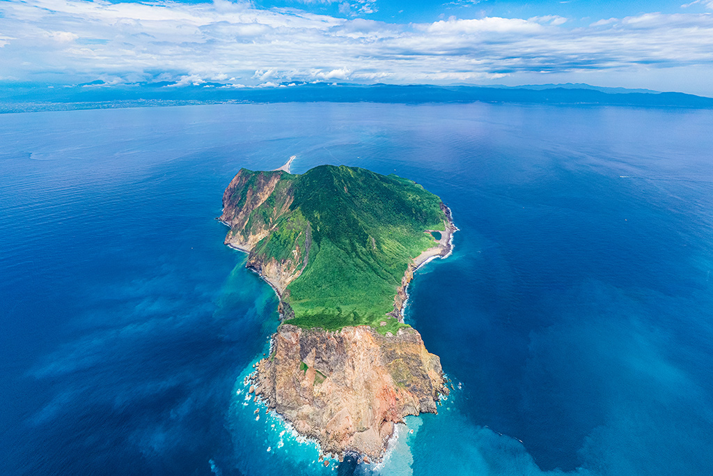 The island is one of Taiwan's active volcanoes, and it has a variety of geological landscapes. The surrounding sea area is rich in marine resources. 