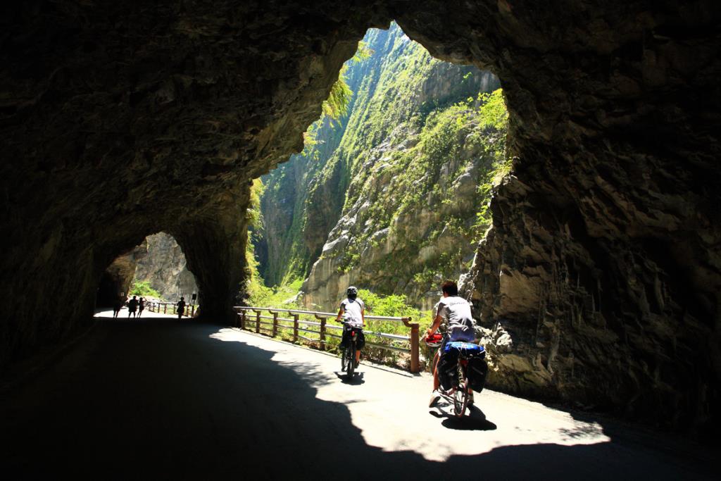 Tunnel of Nine Turns