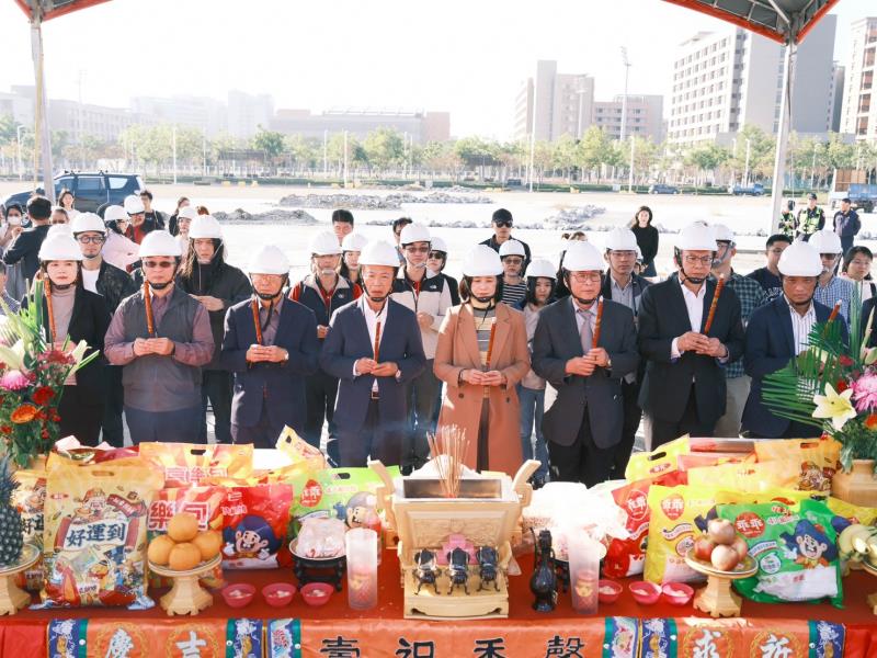 【主燈就位光啟嘉義】「2026台灣燈會」主燈「光沐－世界的阿 ...