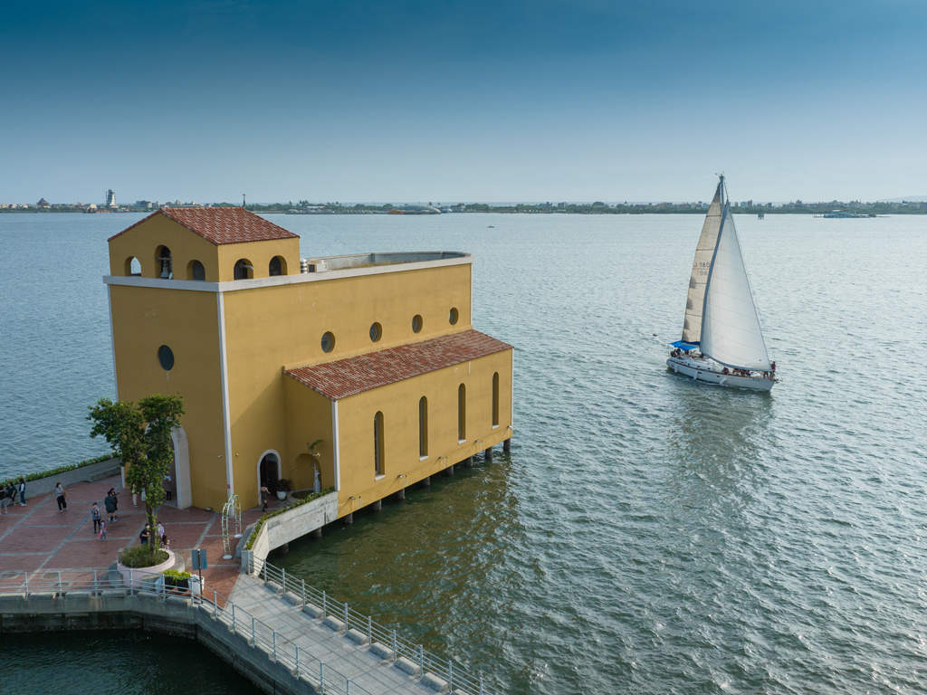 Keel Boats allow tourists to experience the joy of sailing in Dapeng Bay  Year：2022  Source：大鵬灣國家風景區管理處