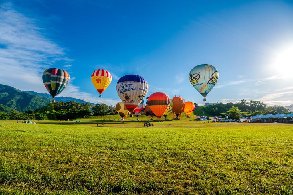 The spectacular sight of many hot air balloons flying together at the Taiwan International Balloon Festival.