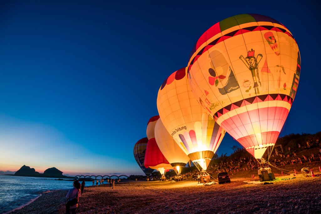 Sanxiantai  Hot Air Balloon and Light sculpture Concert