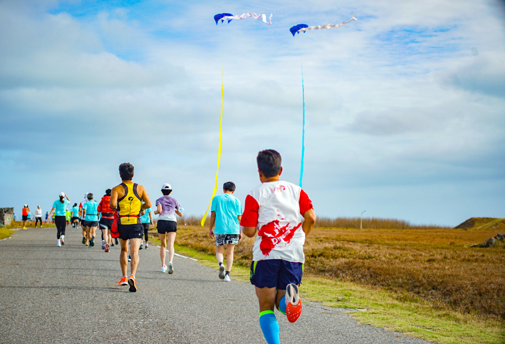 Penghu Cross-Sea Marathon Runners enjoy Penghu’s “Gaillardia Island” style  Year：2022  Source：交通部觀光局澎湖國家風景區管理處