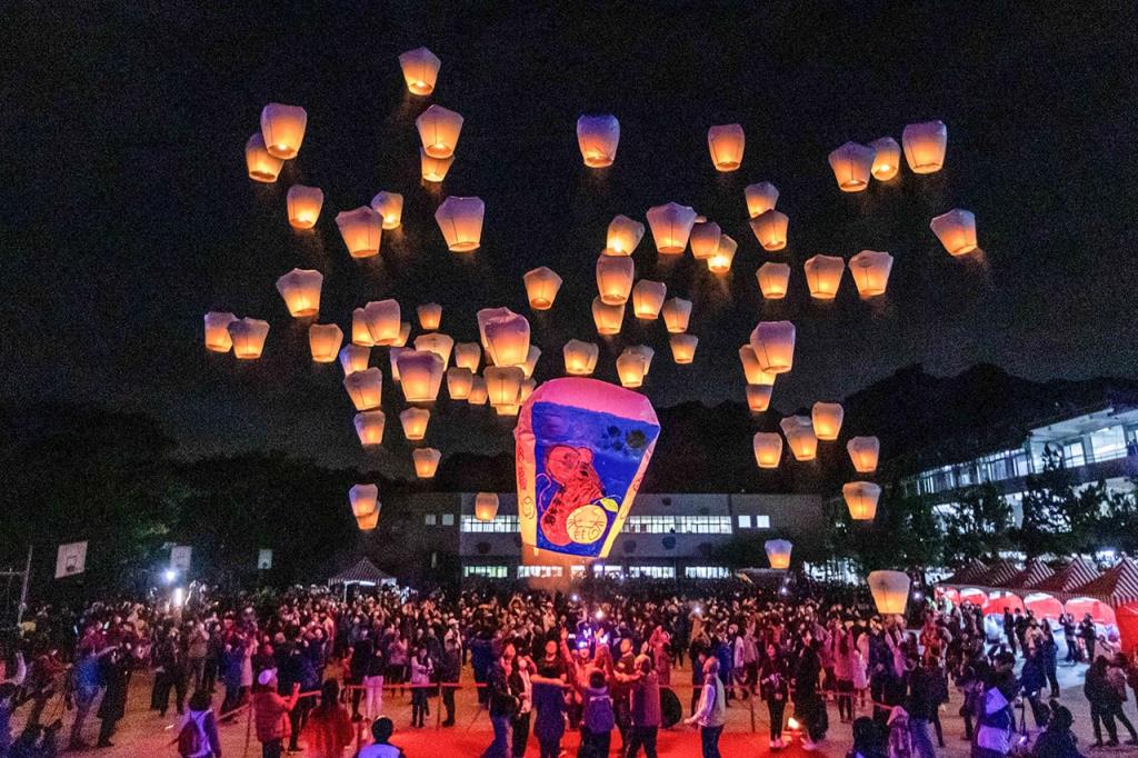 Lanterns go up to the sky at Pingxi  Year：2020  Source：Tourism and Travel Department, New Taipei City Government