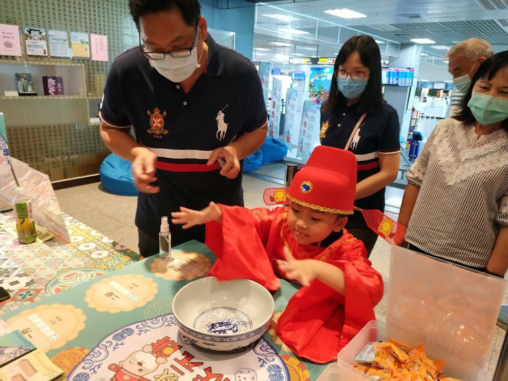 The Dice Game For Mooncakes held at Kinmen Airport  Year：2020  Source：Kinmen County Government
