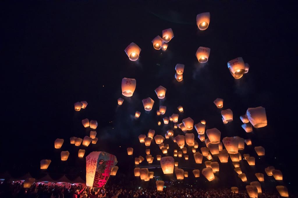 Lanterns go up to the sky at Shifen  Year：2020  Source：Tourism and Travel Department, New Taipei City Government