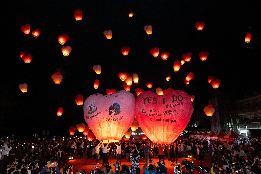 With the theme of “Love,” two six-meter main lanterns ascend into the sky  Year：2023  Source：Tourism and Travel Department, New Taipei City Government