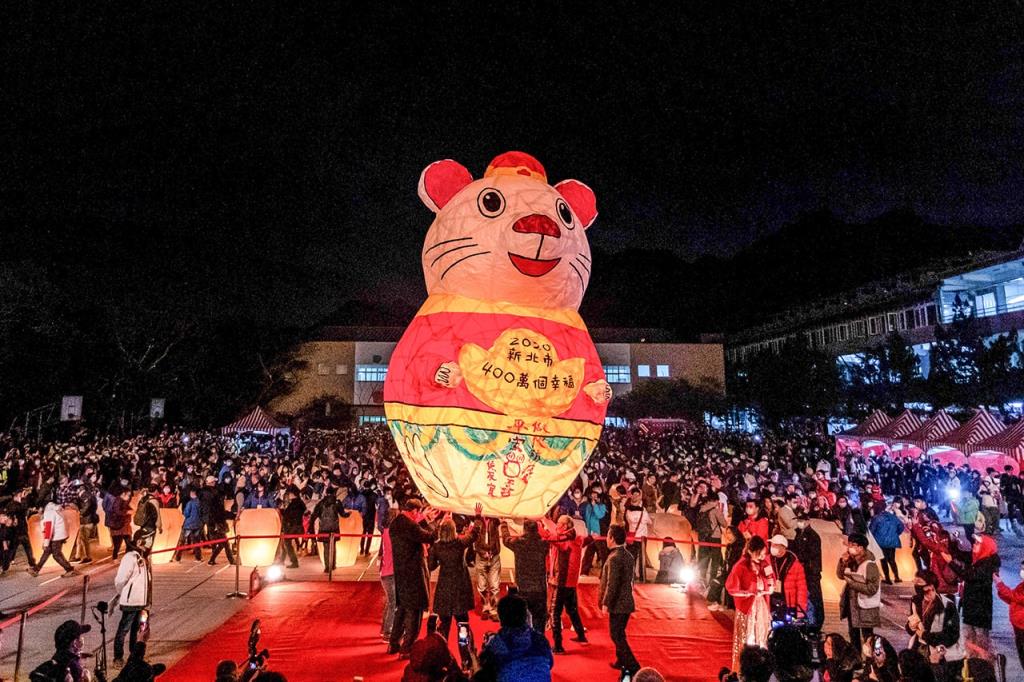 A 20 feet-tall rat-shaped main lantern  Year：2020  Source：Tourism and Travel Department, New Taipei City Government
