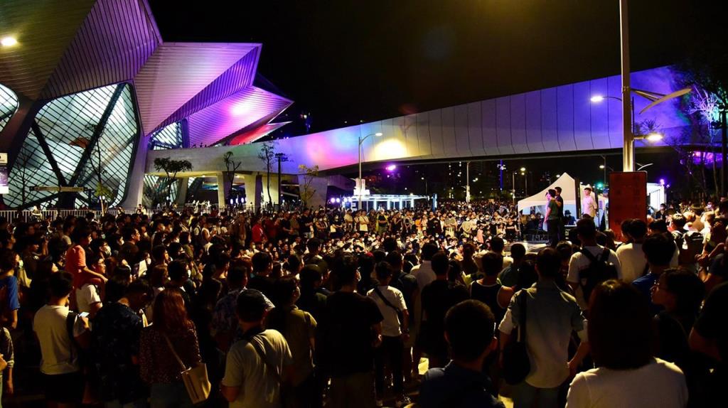 Nuit Blanche Taipei performance in outdoor plaza of Taipei Music Center  Year：2020  Source：Department of Cultural Affairs, Taipei City Government