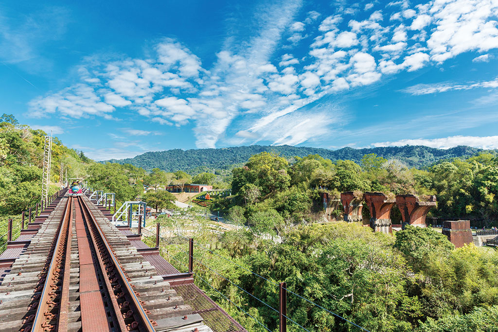 Passing the ruins of Longteng Bridge while on an Old Mountain Line Rail Bike outing Passing the ruins of Longteng Bridge while on an Old Mountain Line Rail Bike outing