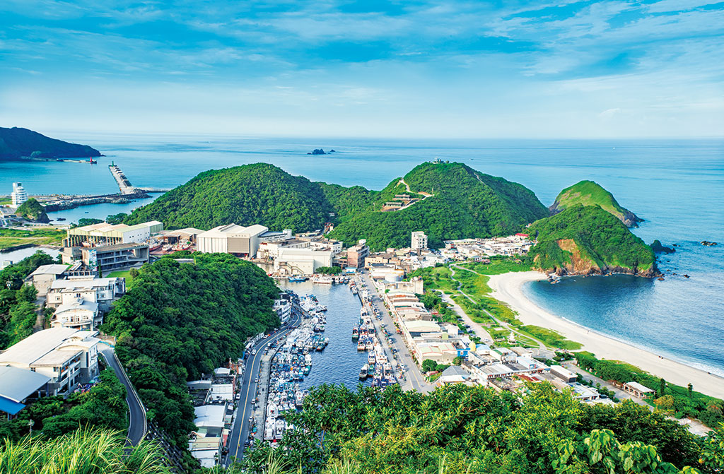 Linchupi Kapok Tree Road in Baihe Township Beautiful Nanfang'ao Fishing Harbor seen from the Nanfang'ao Observation Deck