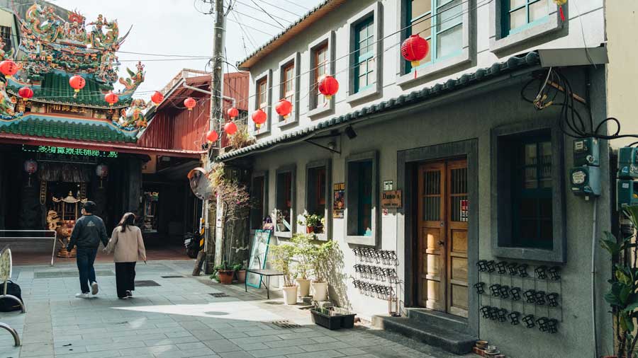Warm Food Another old building and a small temple in the Xinyi Street neighborhood