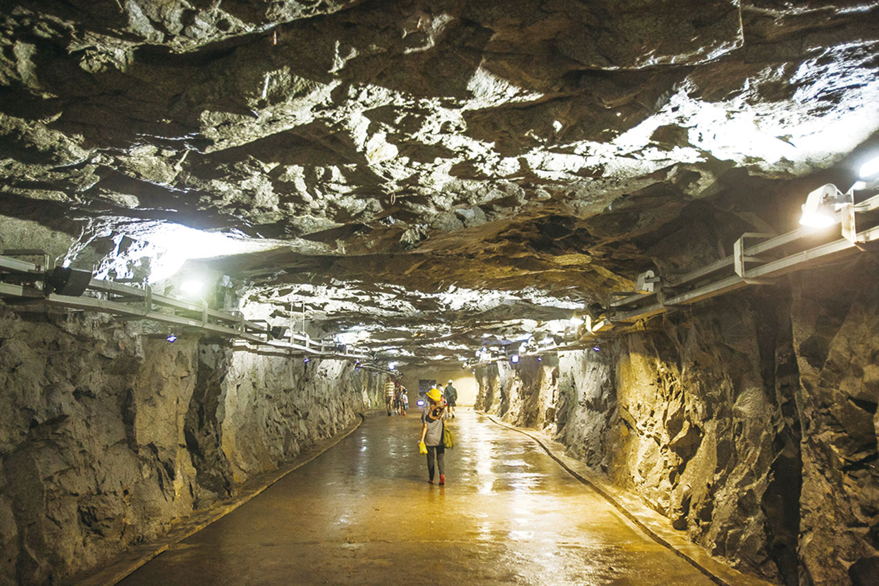 Inside Zhaishan Tunnel